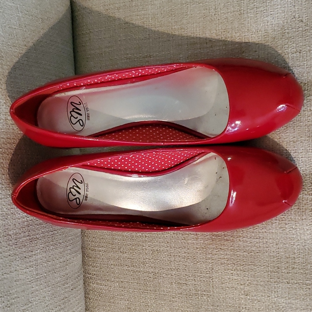 Woman's Red Shiny Heels Size 8.5